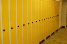 Plechové šatní skříně pro gymnázium: Kovové šatní skříňky na nohách